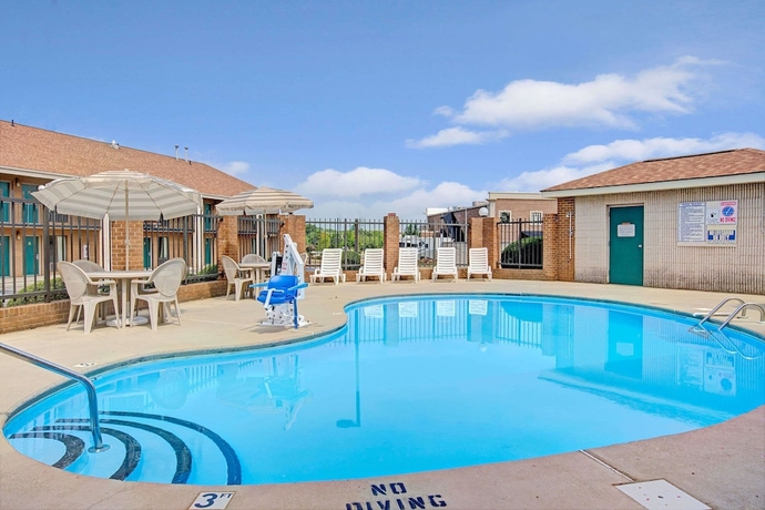 Imagen de la piscina del Hotel Days Inn By Wyndham Mooresville Lake Norman. Foto 15
