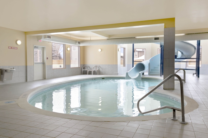 Imagen de la piscina del Hotel Days Inn By Wyndham Moose Jaw. Foto 14