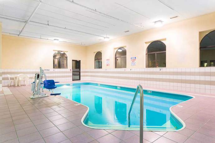 Imagen de la piscina del Hotel Days Inn By Wyndham Mount Vernon. Foto 18