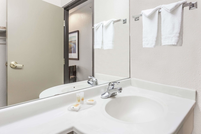 Imagen de la habitación del Hotel Days Inn By Wyndham Near Kansas Speedway. Foto 7