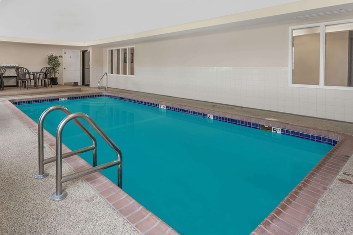 Imagen de la piscina del Hotel Days Inn By Wyndham Near Kansas Speedway. Foto 16