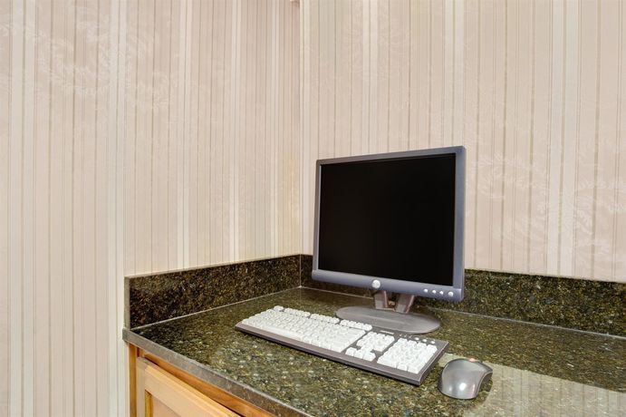 Imagen del bar/restaurante del Hotel Days Inn By Wyndham Newport News City Center Oyster Point. Foto 4