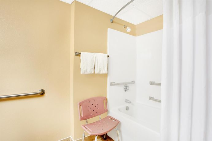 Imagen del bar/restaurante del Hotel Days Inn By Wyndham Newport News City Center Oyster Point. Foto 5