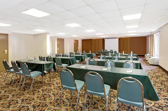 Imagen del bar/restaurante del Hotel Days Inn By Wyndham Newport News City Center Oyster Point. Foto 6