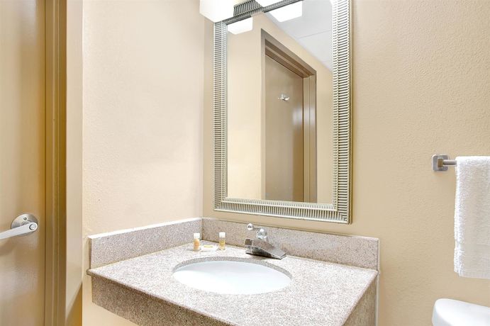 Imagen de los interiores del Hotel Days Inn By Wyndham Newport News City Center Oyster Point. Foto 16