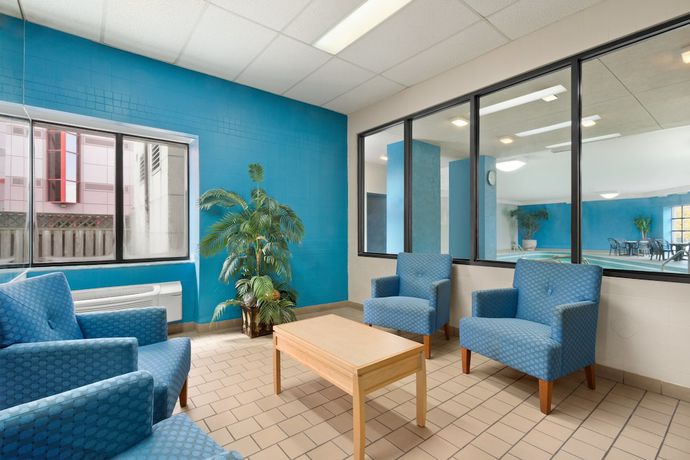 Imagen de la piscina del Hotel Days Inn By Wyndham Niagara Falls Near The Falls. Foto 17