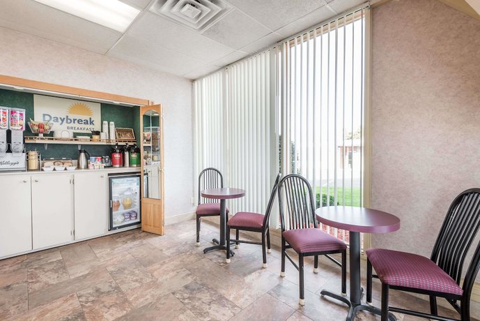 Imagen del bar/restaurante del Hotel Days Inn By Wyndham Niles. Foto 5