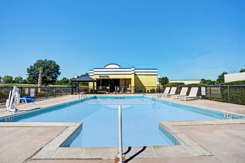 Imagen de la piscina del Hotel Days Inn By Wyndham Norfolk Military Circle. Foto 14