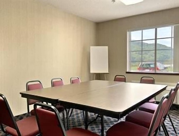 Imagen de los interiores del Hotel Days Inn By Wyndham Norton. Foto 19