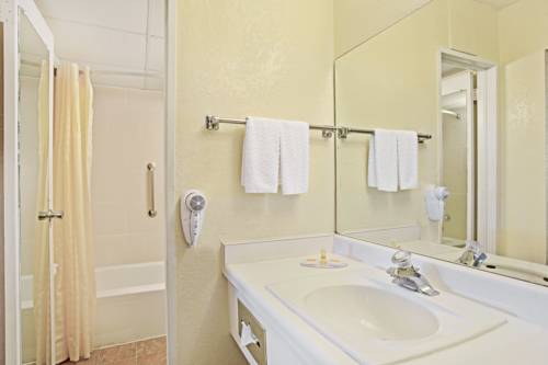 Imagen de la habitación del Hotel Days Inn By Wyndham Ogden. Foto 6