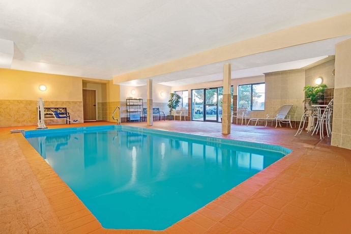 Imagen de la piscina del Hotel Days Inn By Wyndham Olathe Medical Center. Foto 18