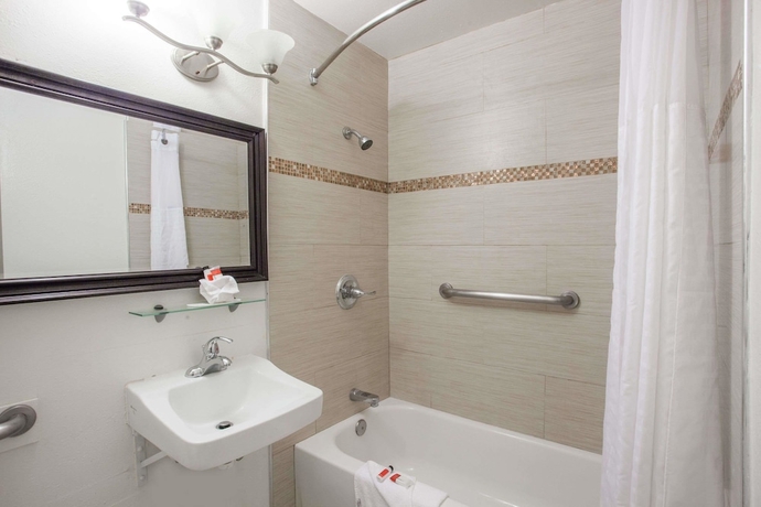 Imagen de la habitación del Hotel Days Inn By Wyndham Orange Anaheim. Foto 11