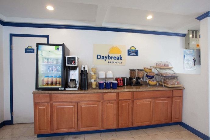 Imagen del bar/restaurante del Hotel Days Inn By Wyndham Orange Anaheim. Foto 3