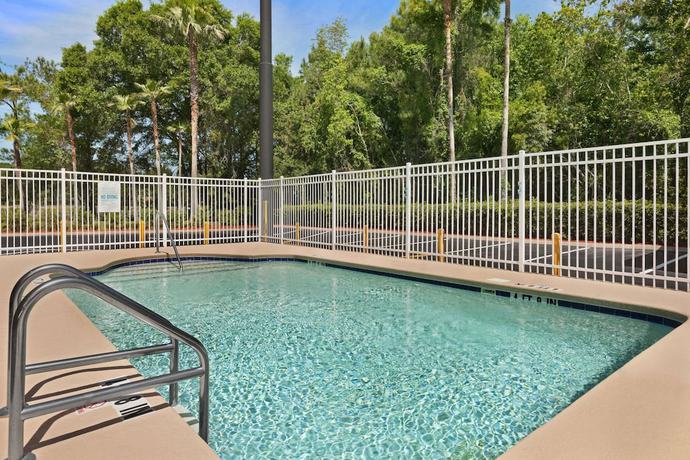 Imagen de la piscina del Hotel Days Inn By Wyndham Orange Park/jacksonville. Foto 19