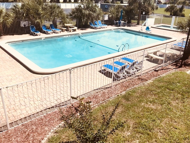 Imagen de la piscina del Hotel Days Inn By Wyndham Orlando Downtown. Foto 19