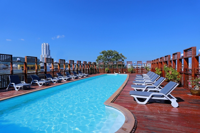 Imagen de la piscina del Hotel Days Inn By Wyndham Patong Beach Phuket. Foto 15