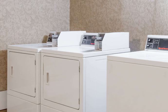 Imagen de los interiores del Hotel Days Inn By Wyndham Petersburg/south Fort Lee. Foto 16