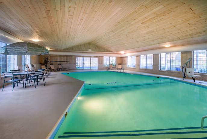 Imagen de la piscina del Hotel Days Inn By Wyndham Petoskey. Foto 20