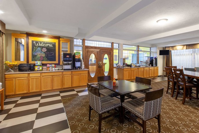 Imagen del bar/restaurante del Hotel Days Inn By Wyndham Petoskey. Foto 3