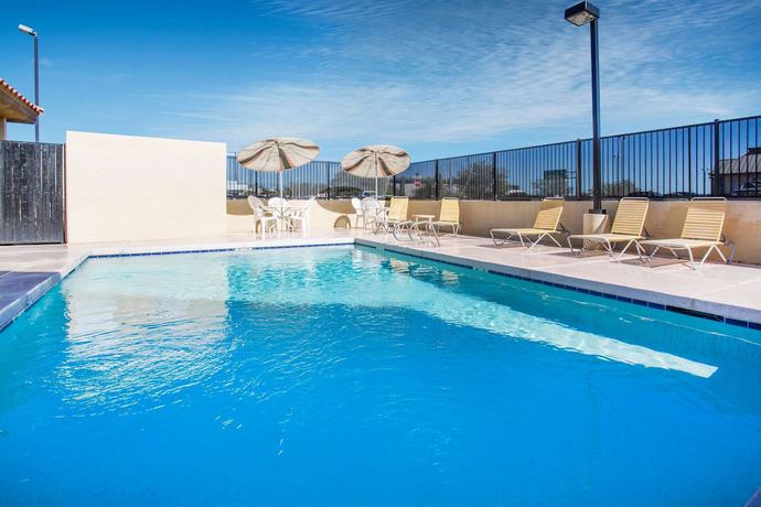 Imagen de la piscina del Hotel Days Inn By Wyndham Phoenix North. Foto 20