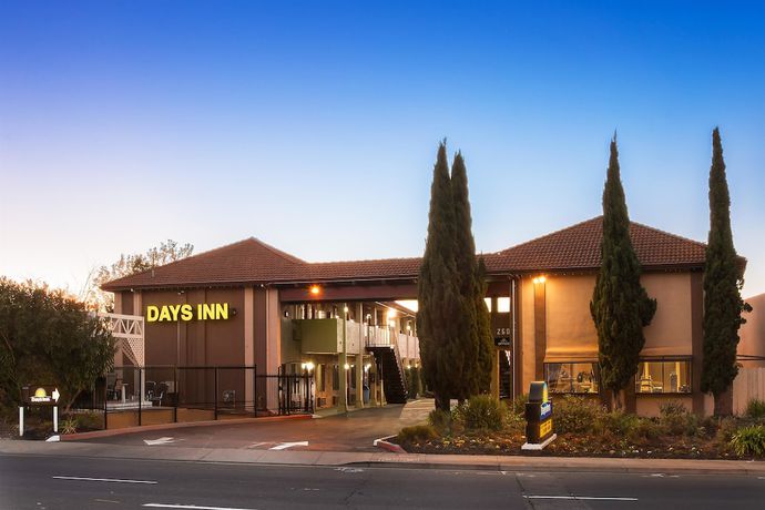 Imagen general del Hotel Days Inn By Wyndham Pinole Berkeley. Foto 2