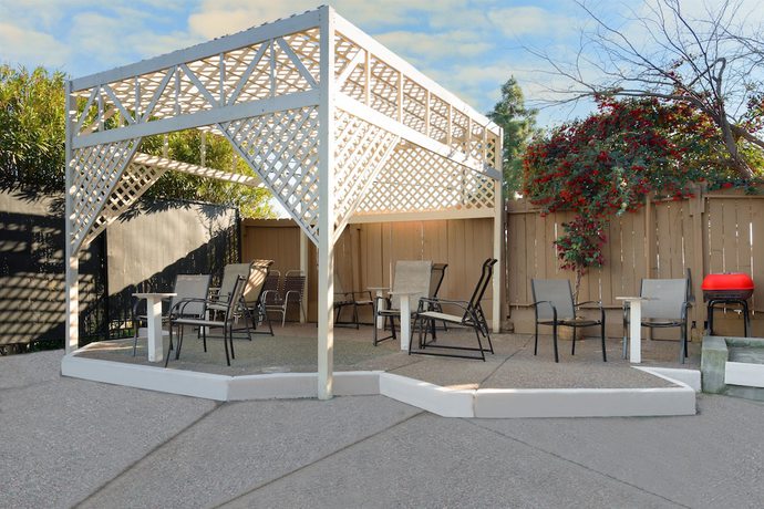 Imagen de los exteriores del Hotel Days Inn By Wyndham Pinole Berkeley. Foto 18