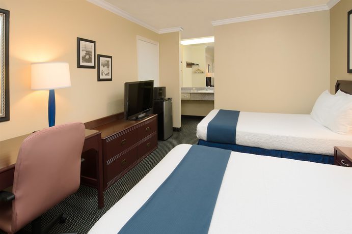 Imagen de la habitación del Hotel Days Inn By Wyndham Pinole Berkeley. Foto 12