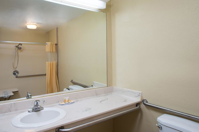 Imagen de la habitación del Hotel Days Inn By Wyndham Pinole Berkeley. Foto 13
