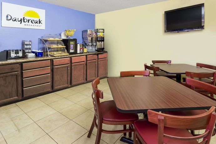 Imagen del bar/restaurante del Hotel Days Inn By Wyndham Plymouth. Foto 2