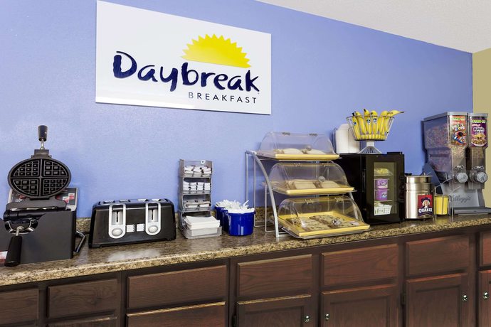 Imagen del bar/restaurante del Hotel Days Inn By Wyndham Plymouth. Foto 3