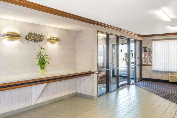 Imagen de los interiores del Hotel Days Inn By Wyndham Pontoon Beach. Foto 10