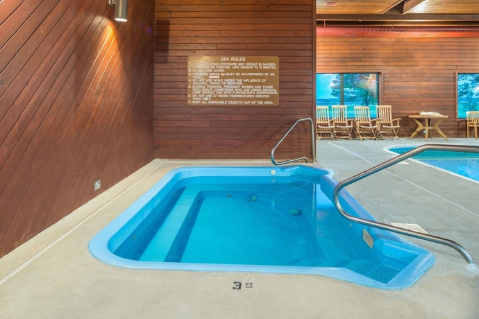 Imagen de la piscina del Hotel Days Inn By Wyndham Pontoon Beach. Foto 15