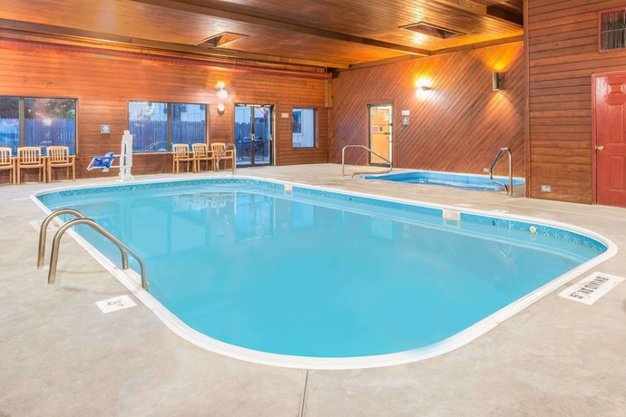 Imagen de la piscina del Hotel Days Inn By Wyndham Pontoon Beach. Foto 16