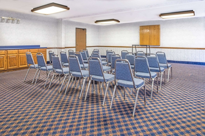 Imagen de los interiores del Hotel Days Inn By Wyndham Pontoon Beach. Foto 14