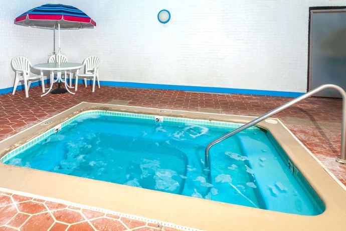 Imagen de la piscina del Hotel Days Inn By Wyndham Portage. Foto 13