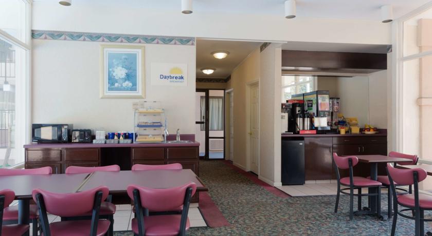 Imagen del bar/restaurante del Hotel Days Inn By Wyndham Raleigh Downtown South. Foto 3