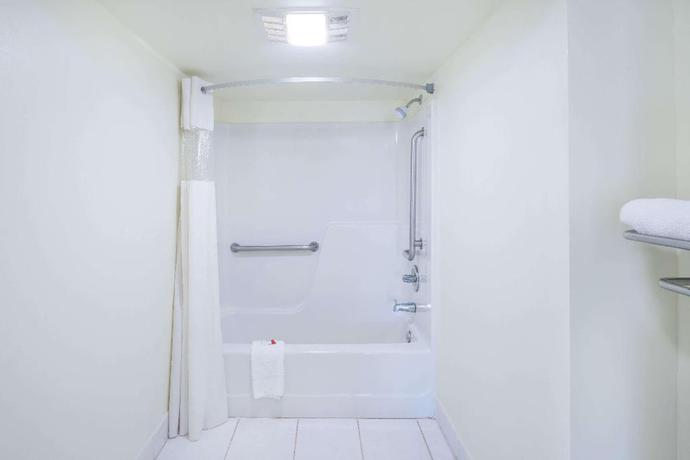 Imagen de la habitación del Hotel Days Inn By Wyndham Raleigh Midtown. Foto 2