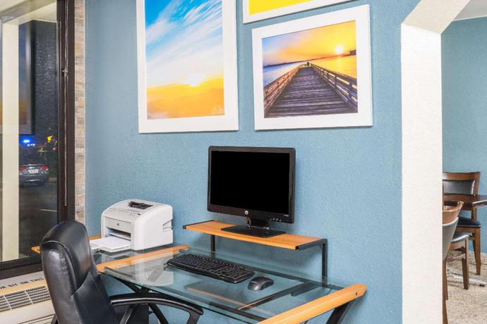 Imagen de los interiores del Hotel Days Inn By Wyndham Raleigh Midtown. Foto 18