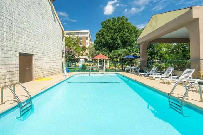 Imagen de la piscina del Hotel Days Inn By Wyndham Raleigh Midtown. Foto 20