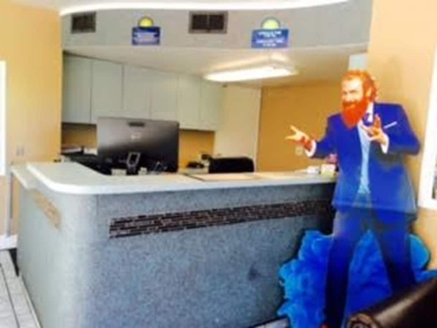 Imagen de los interiores del Hotel Days Inn By Wyndham Redwood City. Foto 17