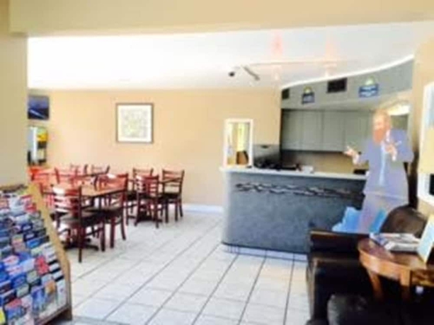 Imagen de los interiores del Hotel Days Inn By Wyndham Redwood City. Foto 18