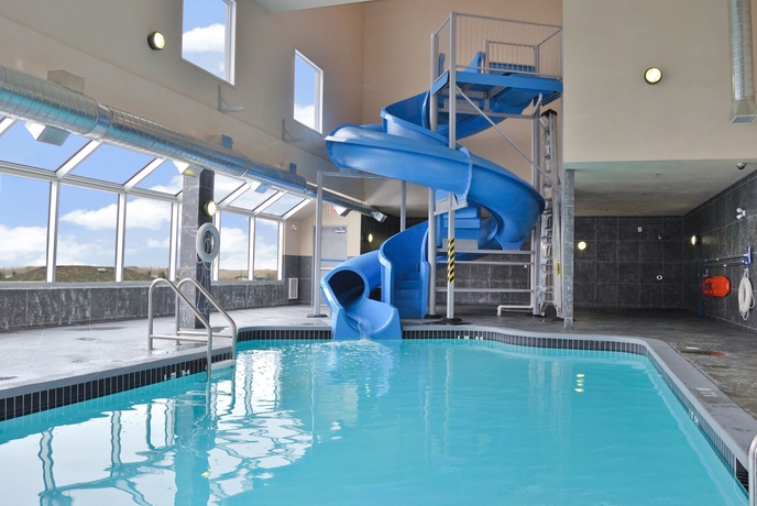Imagen de la piscina del Hotel Days Inn By Wyndham Regina Airport West. Foto 12