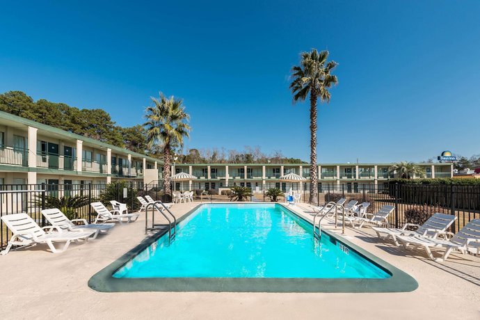 Imagen de la piscina del Hotel Days Inn By Wyndham Richmond Hill/savannah. Foto 18