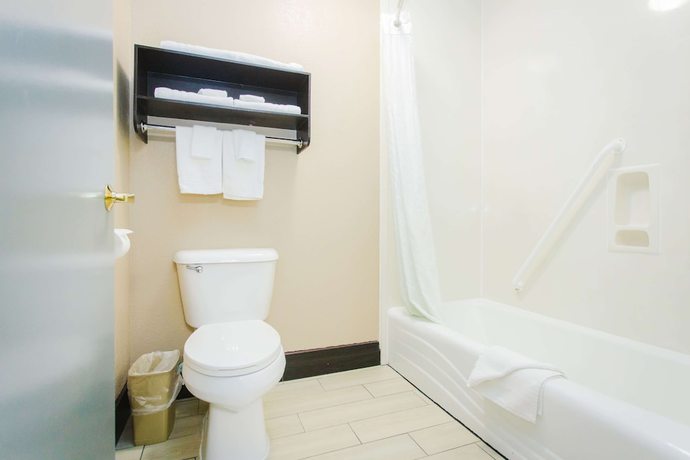 Imagen de la habitación del Hotel Days Inn By Wyndham Rosenberg. Foto 17