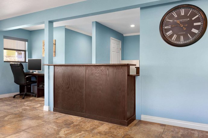Imagen de los interiores del Hotel Days Inn By Wyndham Ruidoso Downs. Foto 19