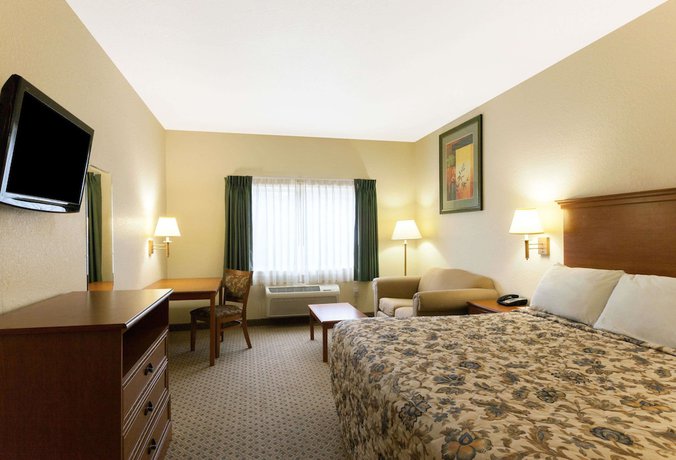 Imagen de la habitación del Hotel Days Inn By Wyndham San Antonio At Palo Alto. Foto 3