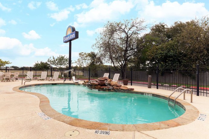 Imagen de la piscina del Hotel Days Inn By Wyndham San Antonio At Palo Alto. Foto 13