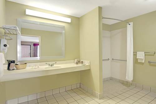 Imagen de la habitación del Hotel Days Inn By Wyndham San Antonio Near Fiesta Park. Foto 2