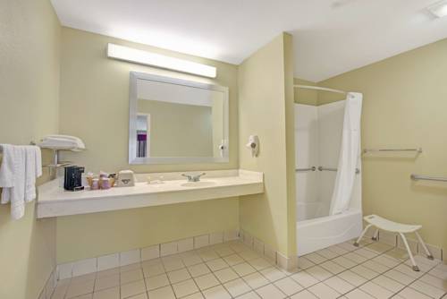 Imagen de la habitación del Hotel Days Inn By Wyndham San Antonio Near Fiesta Park. Foto 6