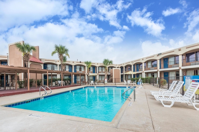 Imagen de la piscina del Hotel Days Inn By Wyndham San Antonio Splashtown/att Center. Foto 15